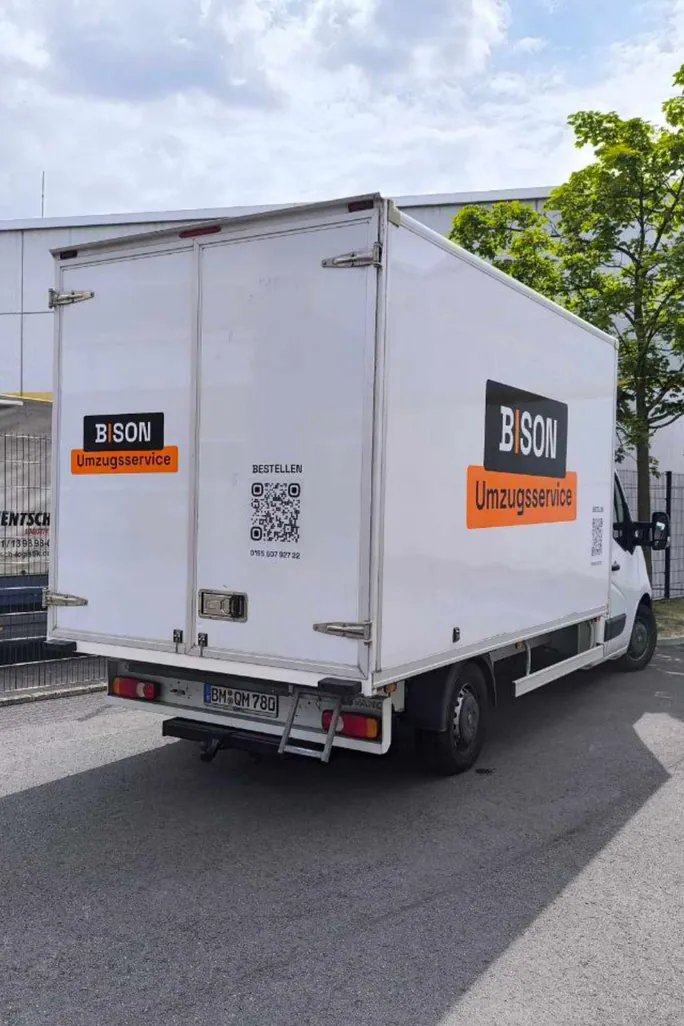 Die Lage bei LagerBox in Köln – auf dem Foto unser spezieller Möbeltransportwagen, vollständig mit allem Notwendigen ausgestattet