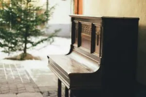 Klaviertransport mit professionellem Team – sicheres Tragen eines Klaviers über die Treppe