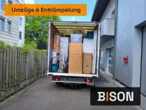Professioneller Umzug Frankfurt: Möbel werden sicher in den LKW geladen