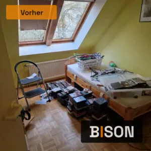 Unordnung, Chaos und Sperrmüll vor der Entrümpelung einer Wohnung.