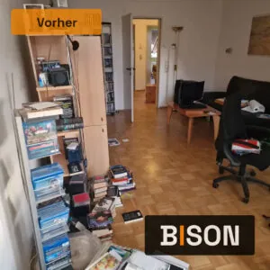 Überfülltes Zimmer mit Haushaltsgegenständen und Entsorgungsmaterialien vor der Räumung.